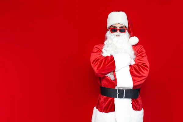 Seria Santa Claus Gafas Rojas Para Con Sus Brazos Cruzados —  Fotos de Stock