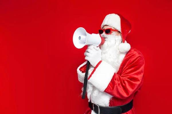 Święty Mikołaj Czerwonych Okularach Ogłasza Informacje Megafonu Kolorowym Tle Człowiek — Zdjęcie stockowe