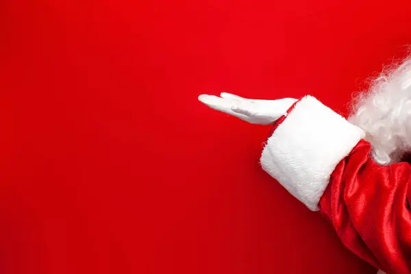 Pusta Ręka Świętego Mikołaja Garniturze Rękawiczkach Pustą Przestrzenią Czerwonym Tle — Zdjęcie stockowe