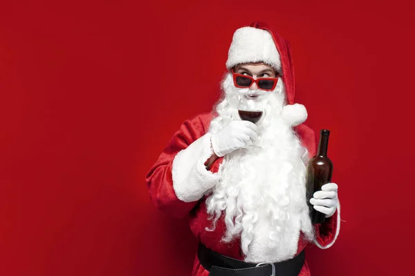 Pijany Święty Mikołaj Kapeluszu Świątecznych Okularach Pije Wino Szkła Czerwonym — Zdjęcie stockowe