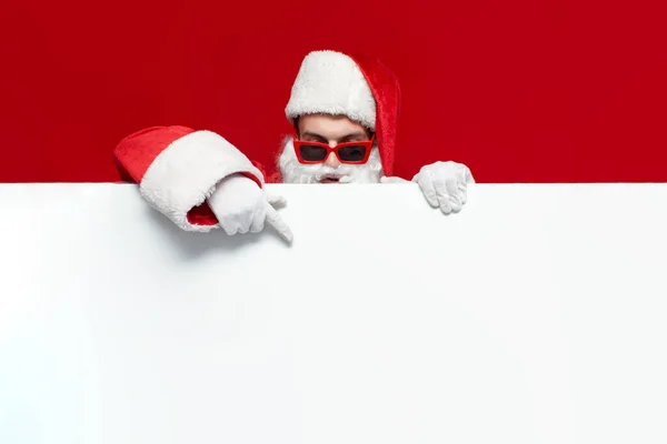 Santa Claus Dans Chapeau Les Lunettes Festives Montre Bannière Vide — Photo