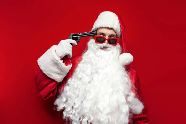 Zmęczony Mikołaj Kapeluszu Świąteczne Okulary Trzyma Pistolet Przy Głowie Chce — Zdjęcie stockowe