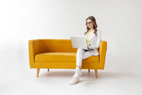 Молода Бізнес Леді Костюмі Сидить Зручному Якому Дивані Використовує Ноутбук — стокове фото