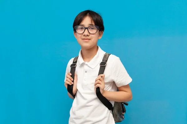 12岁的亚洲男孩 戴着眼镜 背带着蓝色孤立背景的笑容 回到学校学习 — 图库照片