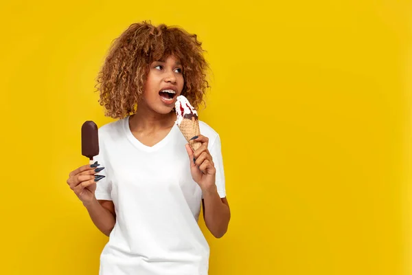 교정기를 여성은 배경을 배경으로 아이스크림을 일몽을 — 스톡 사진