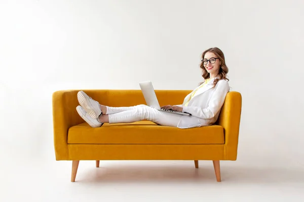 Tânără Femeie Afaceri Costum Folosește Laptop Canapea Moale Confortabilă Fata — Fotografie, imagine de stoc