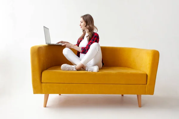 Tânără Fată Drăguță Folosește Laptop Canapea Moale Confortabilă Femei Tipuri — Fotografie, imagine de stoc