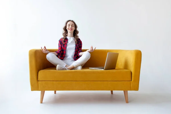 Jovem Bonito Menina Senta Posição Lótus Sofá Macio Confortável Medita — Fotografia de Stock