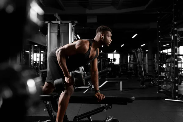 Mladý Atletický Afroameričan Muž Vlaky Tmavé Tělocvičně Atletický Chlap Zvedá — Stock fotografie
