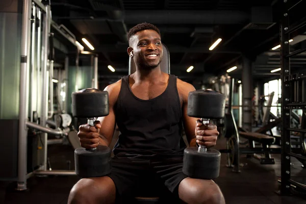 Mladý Atletický Afroameričan Trénuje Tmavé Tělocvičně Usmívá Sportovec Sedí Drží — Stock fotografie