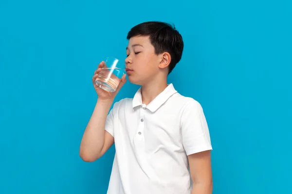Pequeño Asiático Chico Blanco Camiseta Bebidas Limpio Transparente Agua Azul — Foto de Stock