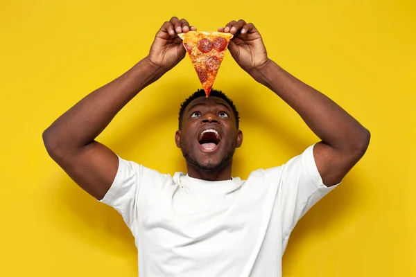 Beyaz Tişörtlü Mutlu Bir Afro Amerikan Erkeği Bir Dilim Pizzayı — Stok fotoğraf