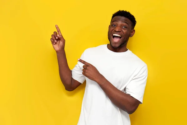 Feliz Afroamericano Hombre Blanco Camiseta Puntos Con Sus Manos Lado — Foto de Stock