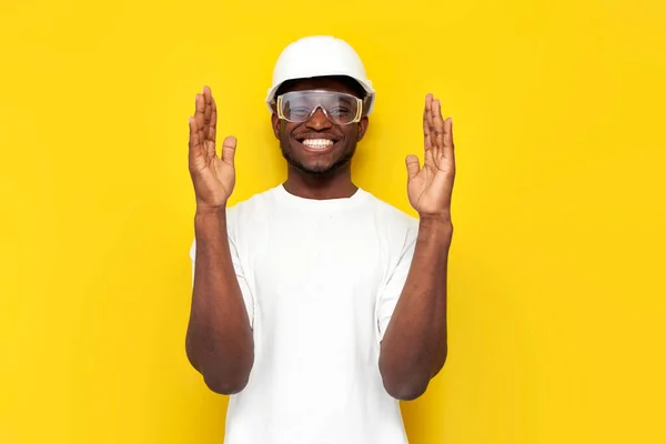 Africano Americano Ingeniero Masculino Casco Gafas Sostiene Sus Manos Delante — Foto de Stock