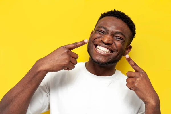 Hombre Afroamericano Feliz Señalando Con Los Dedos Sonrisa Blanca Los — Foto de Stock