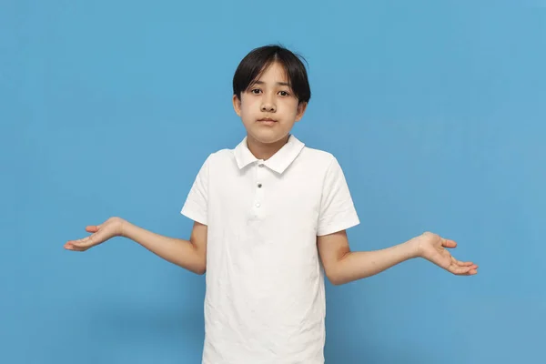 Niepewny Azjatycki Chłopiec Dwunastolatek Wzrusza Ramionami Nie Wiem Niebieskim Odosobnionym Obraz Stockowy