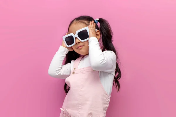 Niña Preescolar Gafas Sol Blancas Vestido Rosa Sobre Fondo Rosa — Foto de Stock