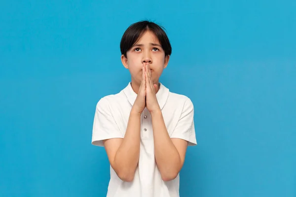 Asiatisk Pojke Ber Med Vikta Händer Framför Sig Och Frågar — Stockfoto