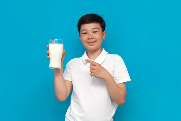 Piccolo Asiatico Ragazzo Bianco Shirt Tiene Vetro Latte Sfondo Blu — Foto Stock