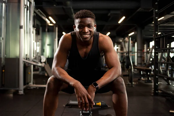 Mladý Atletický Afroameričan Sedí Tmavé Tělocvičně Usmívá Atletický Chlap Odpočívá — Stock fotografie