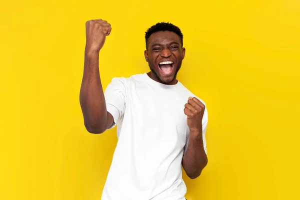 Hombre Afroamericano Camiseta Blanca Celebra Victoria Levanta Las Manos Sobre — Foto de Stock