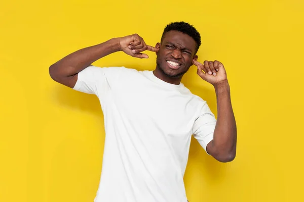 Афроамериканець Закриває Вуха Руками Хоче Слухати Звук Жовтому Ізольованому Фоні — стокове фото