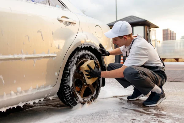 Νεαρός Στολή Εργάτης Πλυσίματος Αυτοκινήτων Πλένει Αυτοκίνητο Σφουγγάρι Αφρό Άνθρωπος — Φωτογραφία Αρχείου