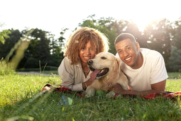 Junge Afrikanisch Amerikanische Paar Mit Hund Liegen Park Auf Grünem — Stockfoto