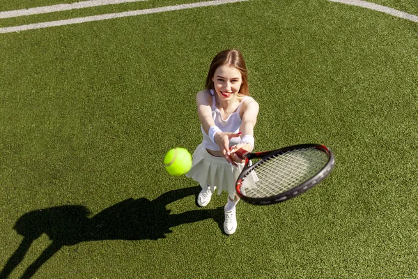 Молода Дівчина Тенісистка Білій Спортивній Формі Грає Теніс Зеленому Корті — стокове фото