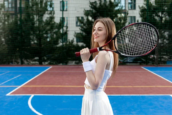 Portrét Dívky Tenistky Bílé Uniformě Raketou Modrém Kurtu Atletka Stojí — Stock fotografie