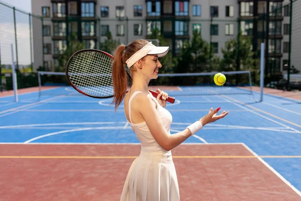 Mladá Dívka Tenista Bílé Uniformě Držení Rakety Modrém Tenisovém Kurtu — Stock fotografie