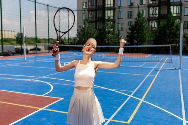 Jovem Jogador Tênis Menina Uniforme Branco Com Raquete Alegra Vitória — Fotografia de Stock