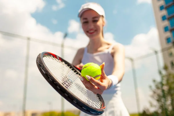 白い制服を着た若い女の子テニス選手テニスコートでラケットを持ちます 女性アスリートは屋外でテニスをします クローズアップ — ストック写真