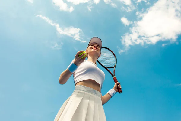 Tennisspielerin Weißer Uniform Hält Schläger Und Ball Auf Dem Tennisplatz — Stockfoto