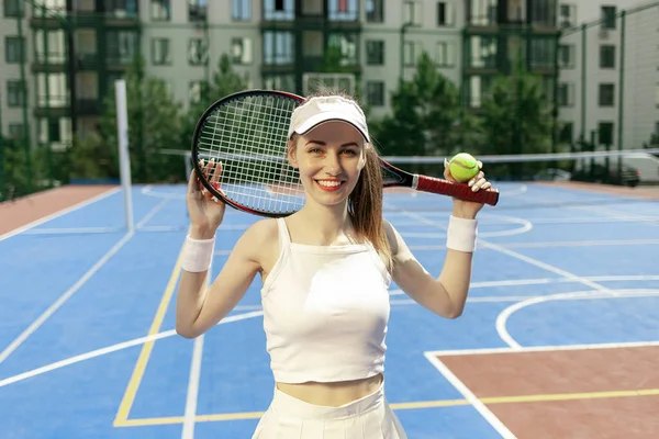 Junge Tennisspielerin Weißer Uniform Mit Schläger Auf Tennisplatz Sportlerin Spielt — Stockfoto