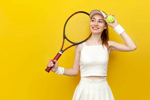 Ragazza Tennista Abbigliamento Sportivo Possesso Racchetta Tennis Palla Sfondo Giallo — Foto Stock