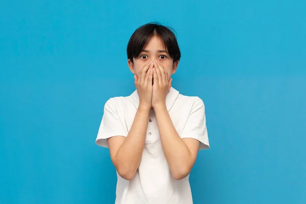 Chockad Asiatisk Tonåring Pojke Vit Shirt Förvånad Och Täcker Munnen — Stockfoto