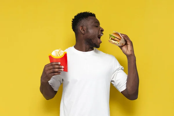 Щасливий Афроамериканський Чоловік Білій Футболці Тримає Велику Бургер Картоплю Фрі — стокове фото