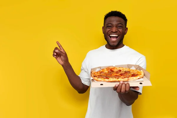 Alegre Afroamericano Hombre Blanco Camiseta Sostiene Caja Pizza Señala Con — Foto de Stock
