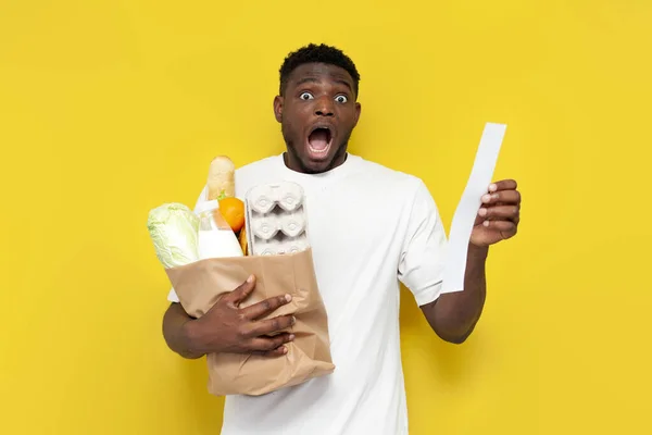 Sorprendido Hombre Afroamericano Comprador Sosteniendo Eco Bolsa Con Comestibles Mirando — Foto de Stock