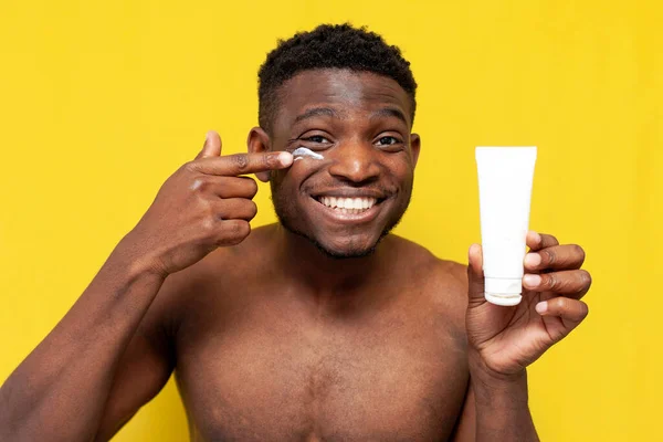 Αφροαμερικάνος Βάζει Κρέμα Δέρματος Στο Πρόσωπό Του Και Δείχνει Άδειο — Φωτογραφία Αρχείου
