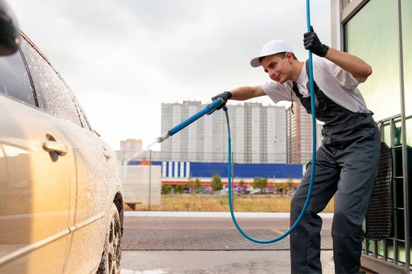 Νεαρός Στολή Εργάτη Πλυντηρίου Αυτοκινήτων Καλύπτει Αυτοκίνητο Αφρό Από Λάστιχο — Φωτογραφία Αρχείου