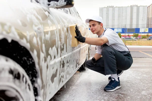 Νεαρός Στολή Εργάτης Πλυσίματος Αυτοκινήτων Πλένει Αυτοκίνητο Σφουγγάρι Αφρό Άνθρωπος — Φωτογραφία Αρχείου