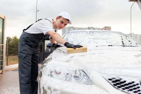 Mladý Muž Uniformě Mytí Aut Pracovník Myje Auto Houbou Pěnou — Stock fotografie
