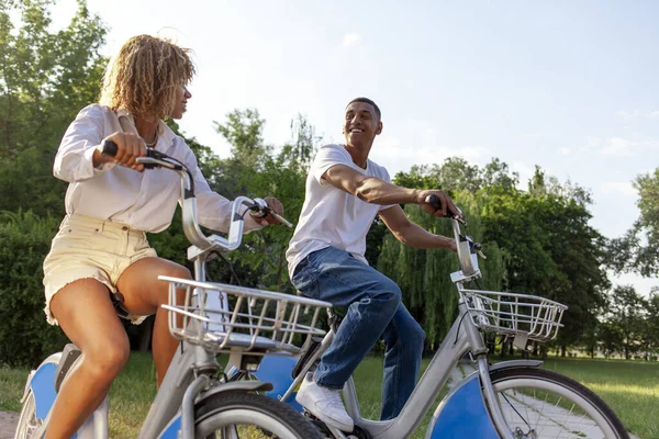 Afrikanisch Amerikanisches Paar Fährt Fahrrad Park Und Unterhält Sich Mann — Stockfoto
