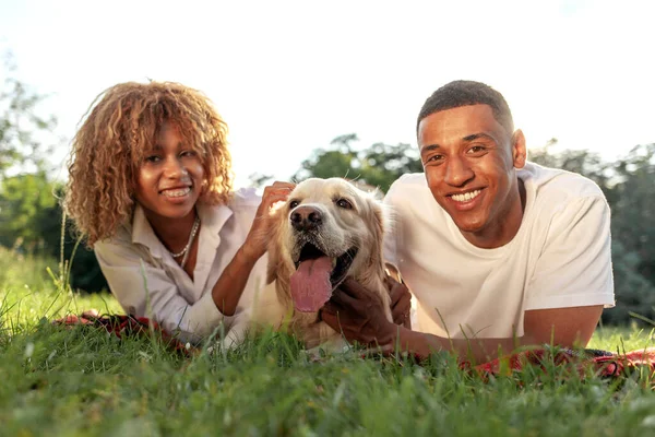 Afrikanisch Amerikanisches Glückliches Paar Liegt Mit Hund Sommer Park Mann — Stockfoto