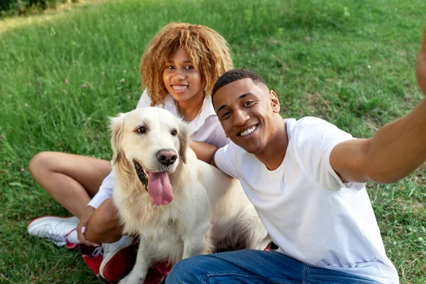 Afrikanisch Amerikanisches Junges Paar Sitzt Mit Hund Park Und Macht — Stockfoto