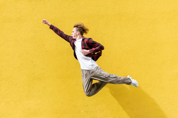 Молодой Парень Студент Рюкзаком Летит Вперед Спешит Учиться Человек Прыгает — стоковое фото