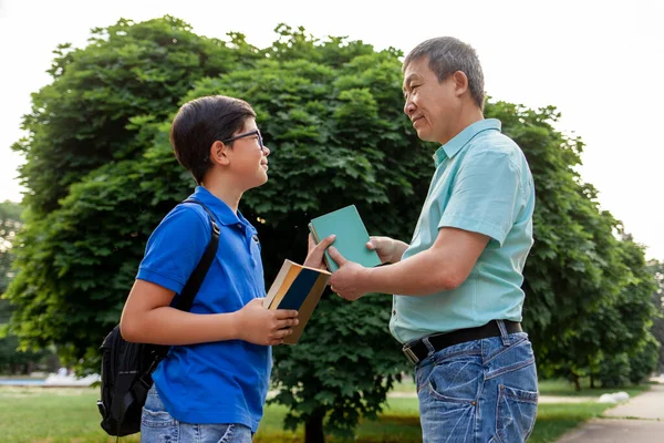 Ασιάτης Πατέρας Πηγαίνει Στο Σχολείο Γιο Και Μεταφέρουν Βιβλία Κορεάτης — Φωτογραφία Αρχείου