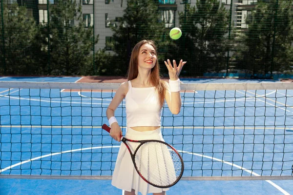 Молодая Девушка Теннисистка Белой Форме Ракеткой Бросает Мяч Синий Корт — стоковое фото